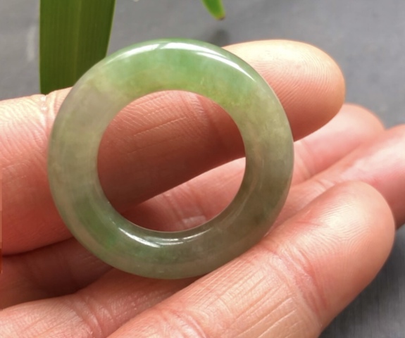 古玩玉器(一口價放漏)清代天然翡翠雕“素紋環”拍賣,當前價格7500元