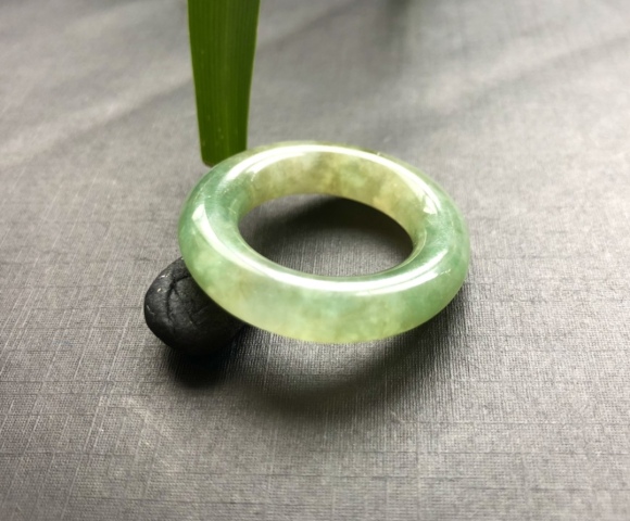 古玩玉器(一口價放漏)清代天然翡翠雕“素紋環”拍賣,當前價格7500元