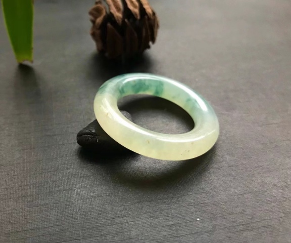 古玩玉器清代冰種天然翡翠雕“素紋環”拍賣,當前價格12000元