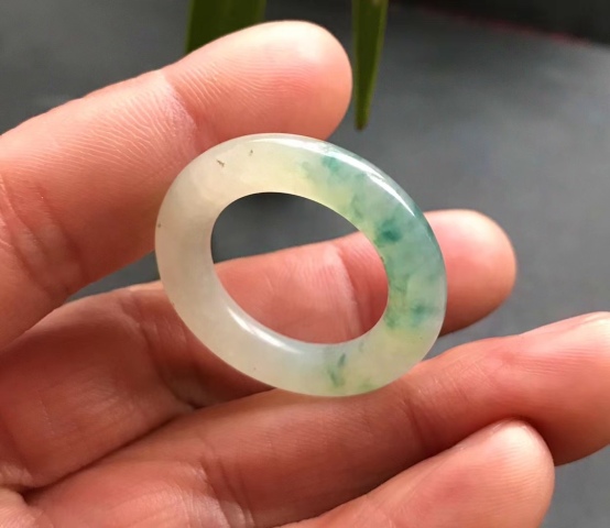 古玩玉器清代冰種天然翡翠雕“素紋環”拍賣,當前價格12000元