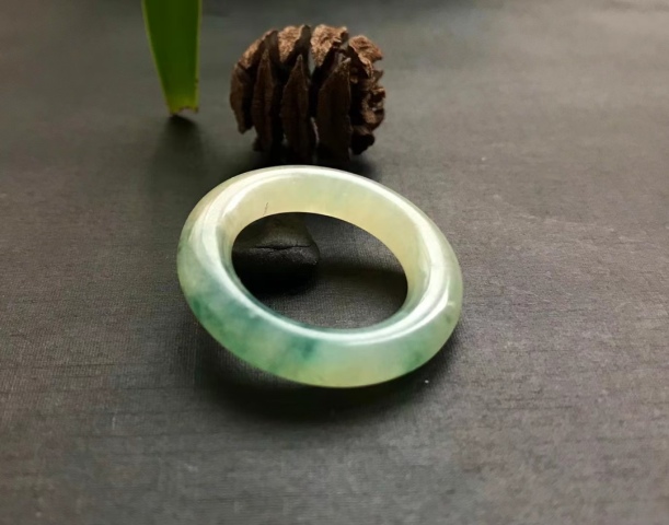 古玩玉器清代冰種天然翡翠雕“素紋環”拍賣,當前價格12000元