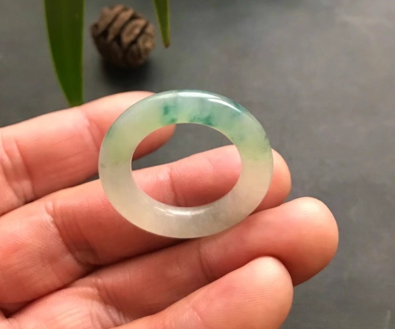 古玩玉器清代冰種天然翡翠雕“素紋環”拍賣,當前價格12000元