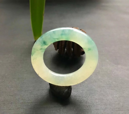 古玩玉器清代冰種天然翡翠雕“素紋環”拍賣,當前價格12000元