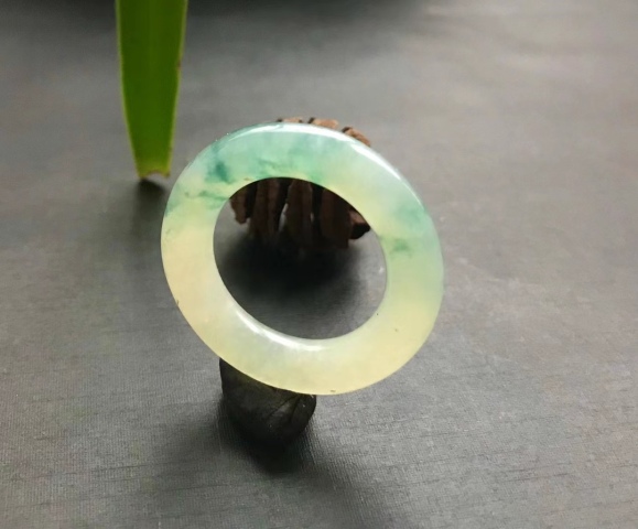 古玩玉器清代冰種天然翡翠雕“素紋環”拍賣,當前價格12000元