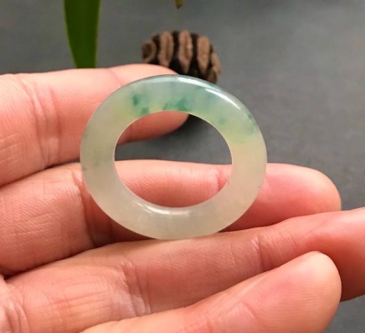 古玩玉器清代冰種天然翡翠雕“素紋環”拍賣,當前價格12000元
