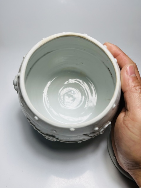 古玩陶瓷白釉貼塑梅紋獸耳鼓釘蓋罐拍賣,當前價格1288元
