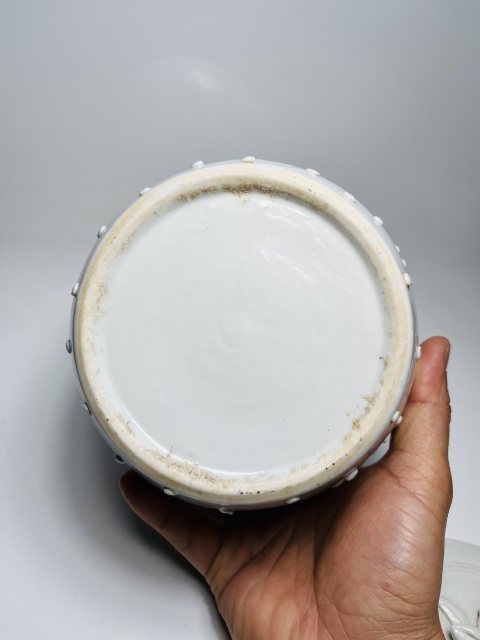 古玩陶瓷白釉貼塑梅紋獸耳鼓釘蓋罐拍賣,當前價格1288元