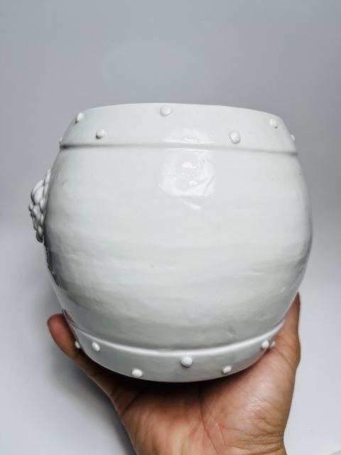 古玩陶瓷白釉貼塑梅紋獸耳鼓釘蓋罐拍賣,當前價格1288元