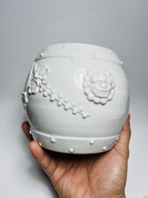 古玩陶瓷白釉貼塑梅紋獸耳鼓釘蓋罐拍賣,當前價格1288元
