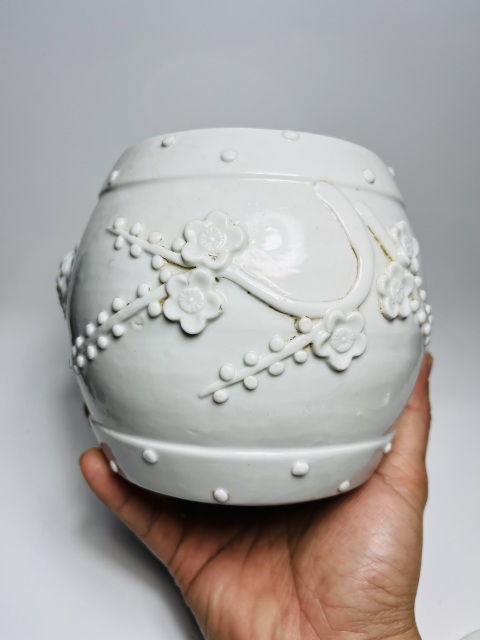 古玩陶瓷白釉貼塑梅紋獸耳鼓釘蓋罐拍賣,當前價格1288元