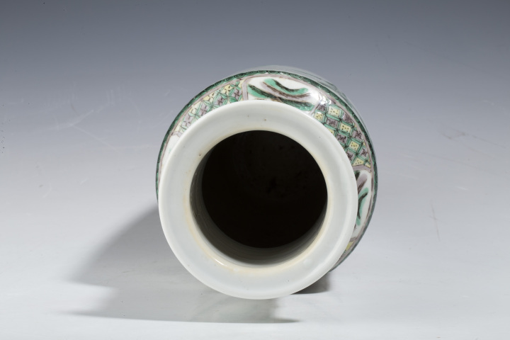 古玩陶瓷晚清·五彩仕女教子圖棒槌瓶拍賣，當(dāng)前價格10000元