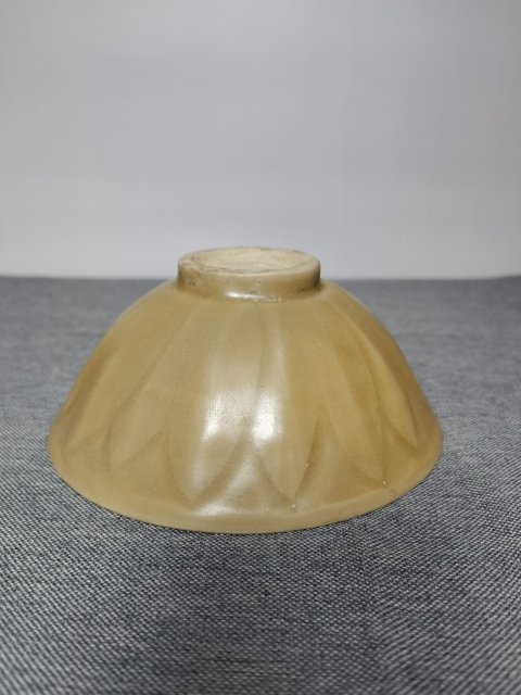 古玩陶瓷宋龍泉黃釉蓮瓣紋碗拍賣,當(dāng)前價(jià)格6800元