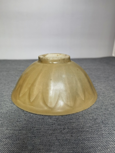古玩陶瓷宋龍泉黃釉蓮瓣紋碗拍賣,當(dāng)前價(jià)格6800元