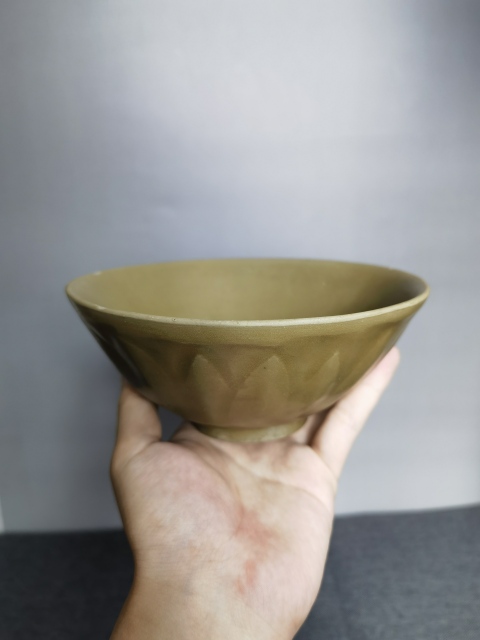 古玩陶瓷宋龍泉黃釉蓮瓣紋碗拍賣,當(dāng)前價(jià)格6800元