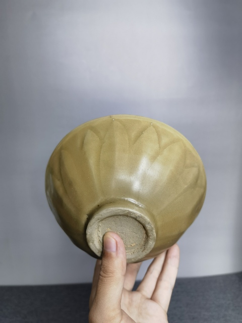 古玩陶瓷宋龍泉黃釉蓮瓣紋碗拍賣,當(dāng)前價(jià)格6800元