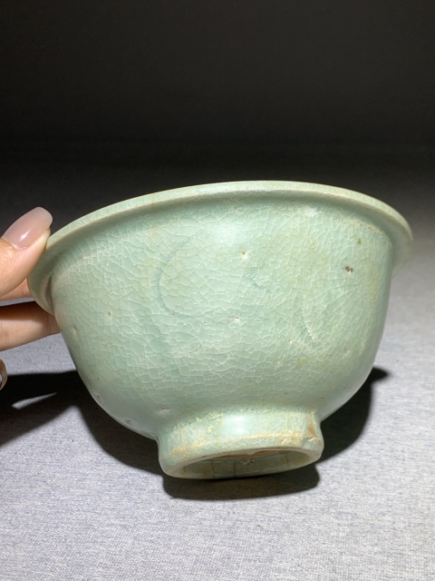 古玩陶瓷龍泉青瓷刻花撇口碗拍賣，當前價格2500元