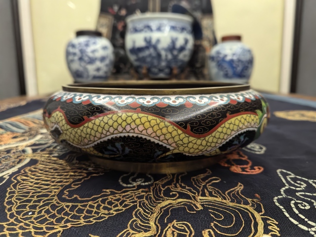 古玩陶瓷【國慶放漏】銅胎掐絲琺瑯龍紋鐋鑼洗拍賣，當(dāng)前價格2588元
