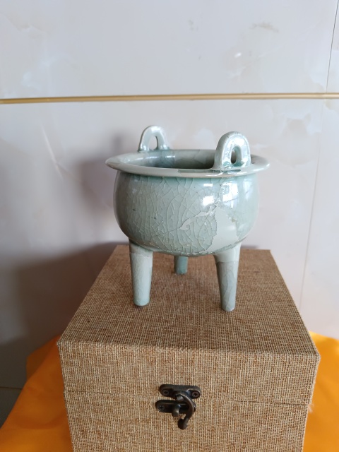 古玩陶瓷北宋龍泉青瓷鼎式爐拍賣,當前價格9800元