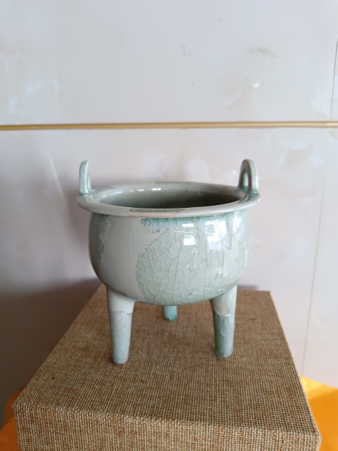古玩陶瓷北宋龍泉青瓷鼎式爐拍賣,當前價格9800元