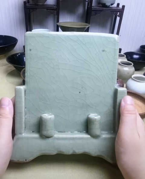 古玩陶瓷龍泉青瓷刻麒麟紋硯屏拍賣(mài)，當(dāng)前價(jià)格28000元