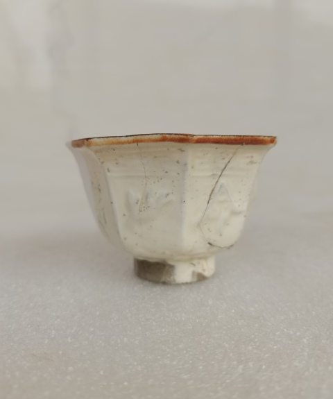 古玩陶瓷磁州窯白釉印花八方杯碟拍賣,當前價格0元