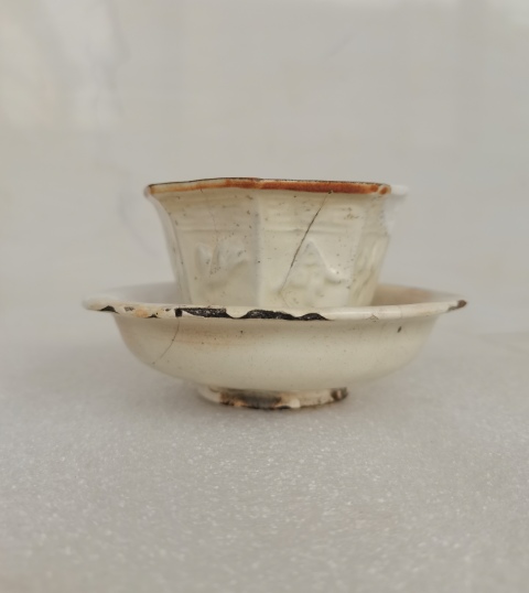 古玩陶瓷磁州窯白釉印花八方杯碟拍賣,當前價格0元