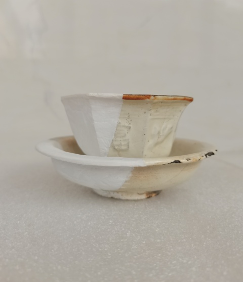 古玩陶瓷磁州窯白釉印花八方杯碟拍賣,當前價格0元