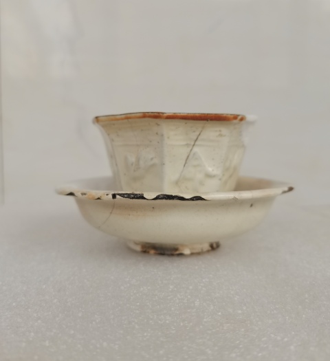 古玩陶瓷磁州窯白釉印花八方杯碟拍賣,當前價格0元