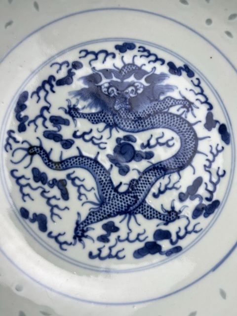 古玩陶瓷青花玲瓏瓷正面龍紋大碗拍賣，當前價格2288元