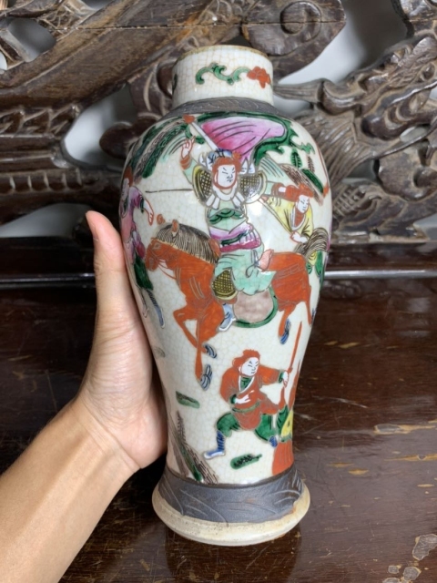 古玩陶瓷哥釉粉彩刀馬人物雞腿瓶拍賣，當(dāng)前價(jià)格3600元