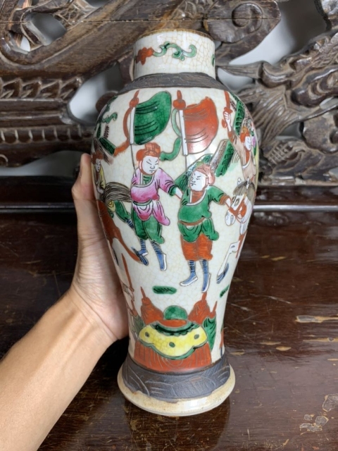 古玩陶瓷哥釉粉彩刀馬人物雞腿瓶拍賣，當(dāng)前價(jià)格3600元