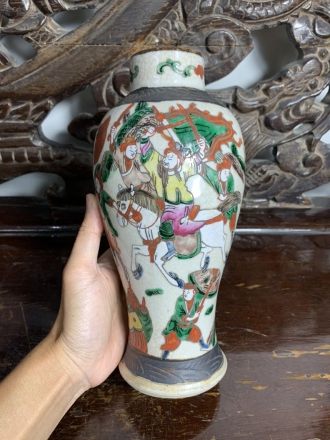 古玩陶瓷哥釉粉彩刀馬人物雞腿瓶拍賣，當(dāng)前價(jià)格3600元