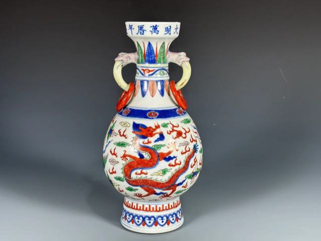 古玩陶瓷清晚期五彩龍頭輔首銜環(huán)瓶拍賣,當(dāng)前價格28000元