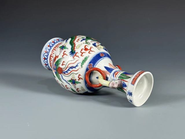 古玩陶瓷清晚期五彩龍頭輔首銜環(huán)瓶拍賣,當(dāng)前價格28000元
