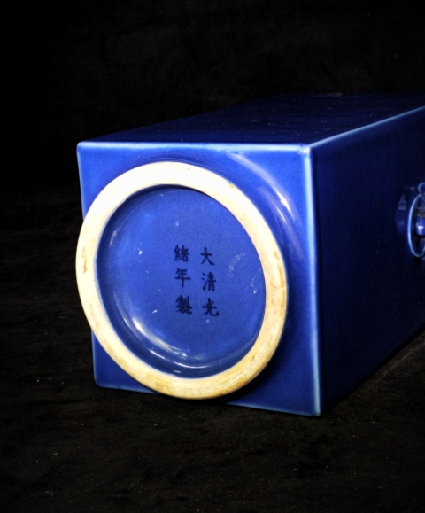 古玩陶瓷【保利精品官窯】清光緒霽藍(lán)釉象耳琮式瓶拍賣,當(dāng)前價(jià)格189000元