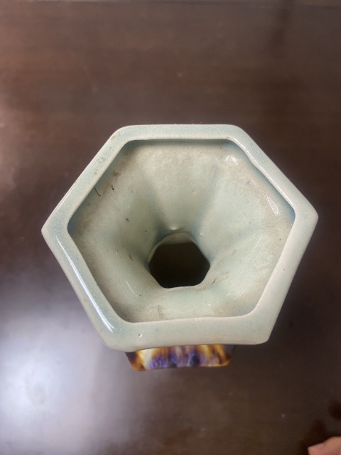 古玩陶瓷雙象鼻環(huán)耳六方瓶拍賣，當(dāng)前價格1800元