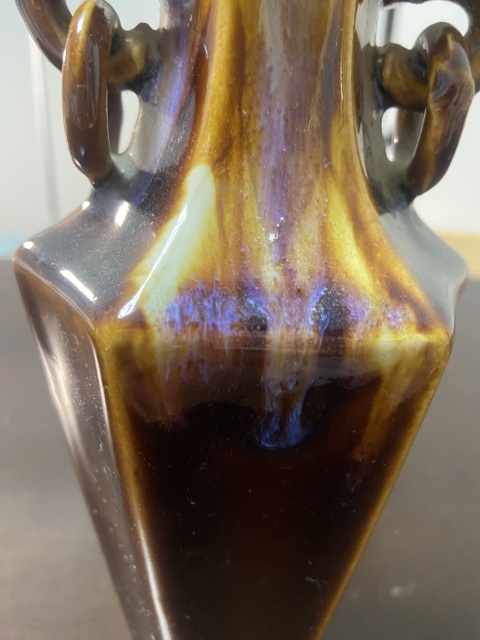 古玩陶瓷雙象鼻環(huán)耳六方瓶拍賣，當(dāng)前價格1800元