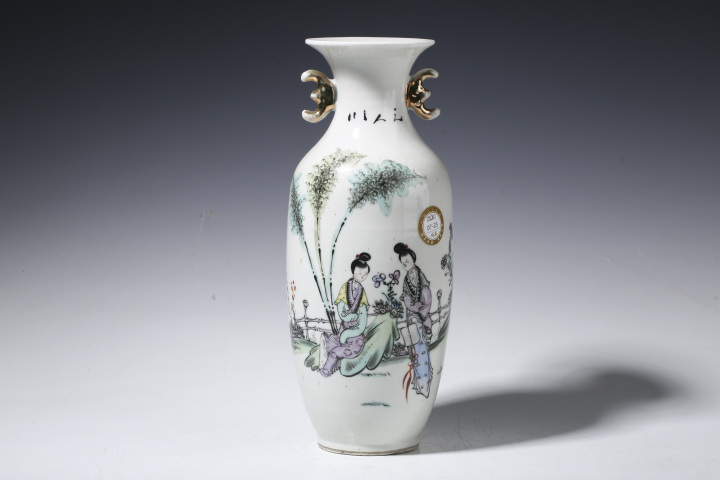 古玩陶瓷民國·淺絳彩仕女紋雙耳瓶真品鑒賞圖