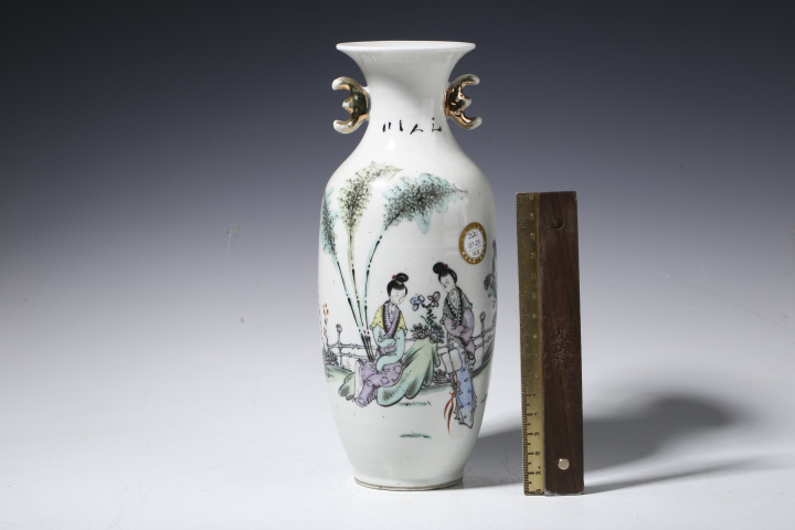 古玩陶瓷民國·淺絳彩仕女紋雙耳瓶真品鑒賞圖