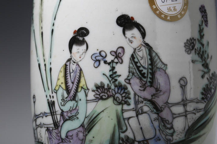 古玩陶瓷民國·淺絳彩仕女紋雙耳瓶真品鑒賞圖