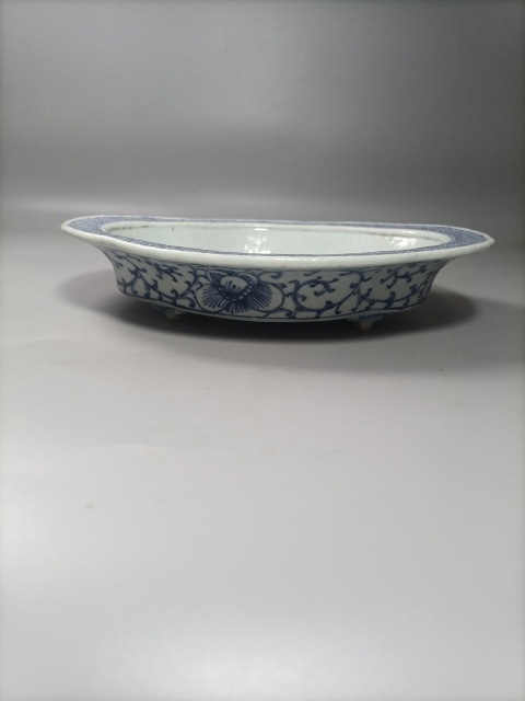 古玩陶瓷乾嘉青花淡描纏枝蓮海棠形水仙盆拍賣,當前價格3000元