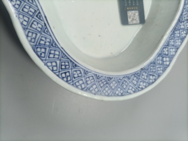 古玩陶瓷乾嘉青花淡描纏枝蓮海棠形水仙盆拍賣,當前價格3000元