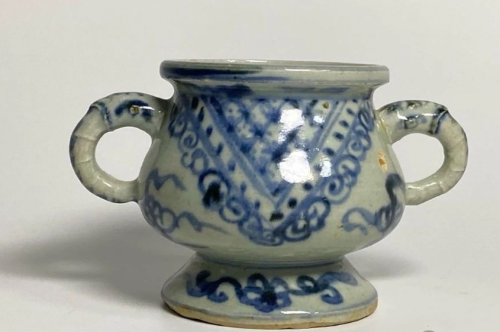 古玩陶瓷青花錦地云氣紋象耳簋式爐拍賣,當(dāng)前價格5600元