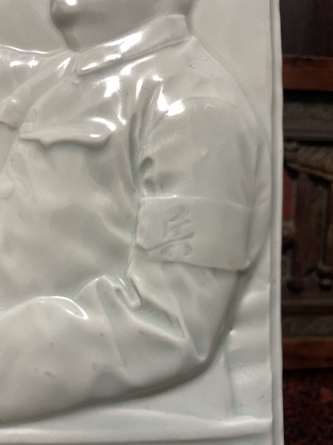 古玩陶瓷創(chuàng)匯·白釉毛主席像瓷板真品鑒賞圖