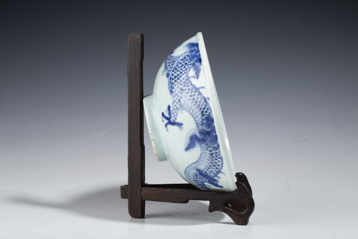 古玩陶瓷清雍正·青花過墻龍紋碗拍賣,當前價格12800元