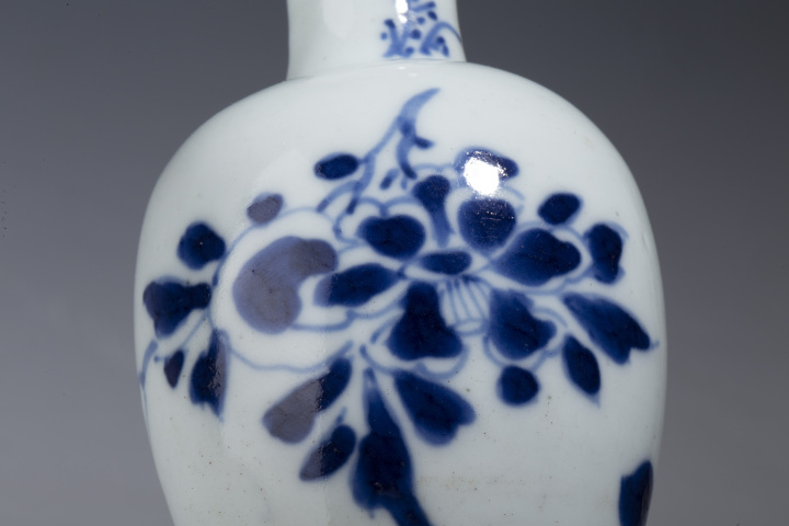 古玩陶瓷清康熙·青花折枝花卉紋瓶拍賣，當前價格3190元