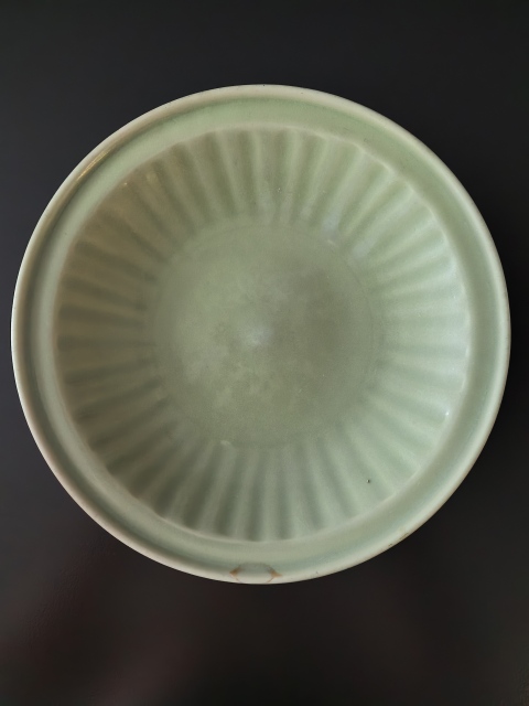 古玩陶瓷元代龍泉青瓷刻線條紋折沿盤拍賣，當前價格18888元