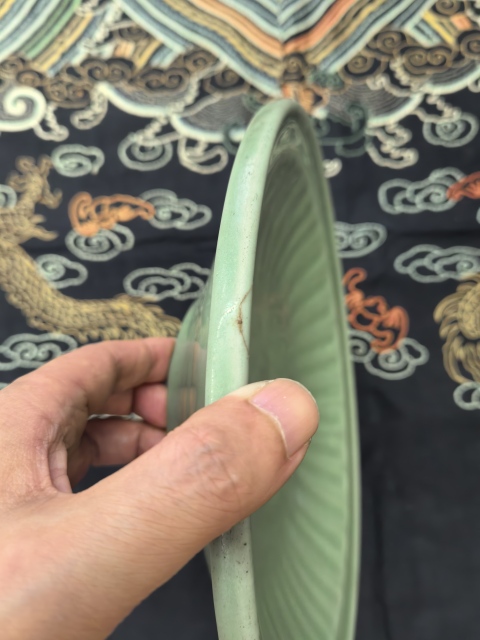 古玩陶瓷元代龍泉青瓷刻線條紋折沿盤拍賣，當前價格18888元