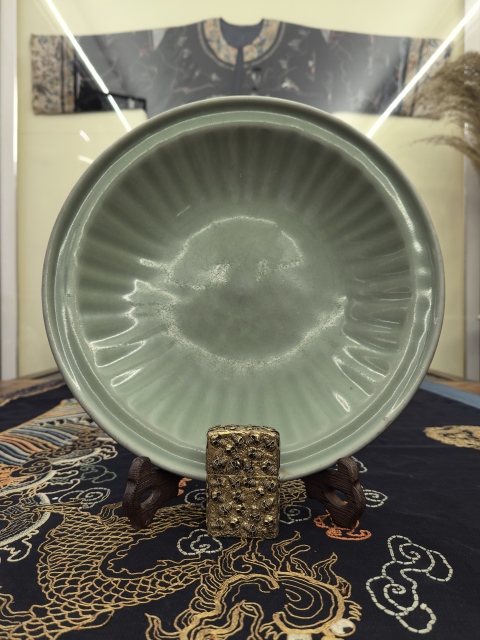 古玩陶瓷元代龍泉青瓷刻線條紋折沿盤拍賣，當前價格18888元
