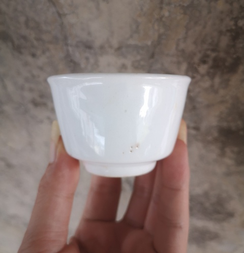 古玩陶瓷清代.甜白釉唇口杯（飲茶利器）拍賣，當前價格200元